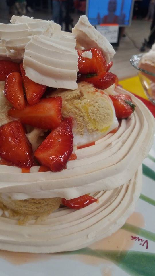 Pavlova γεμιστή με παγωτό lemon pie και μαριναρισμένες φράουλες