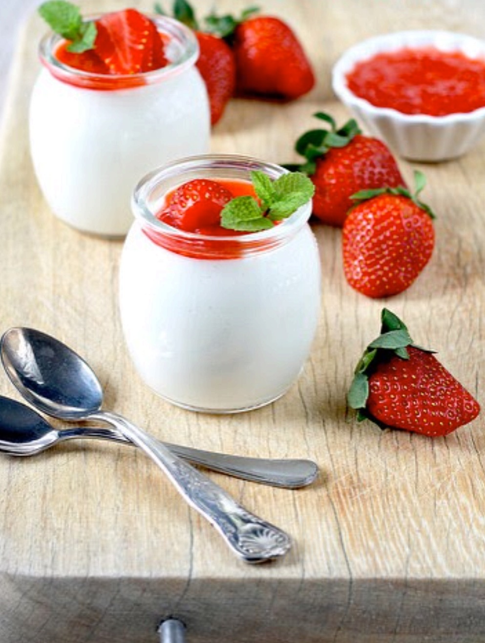 Panna cotta με γιαούρτι και σάλτσα φράουλας