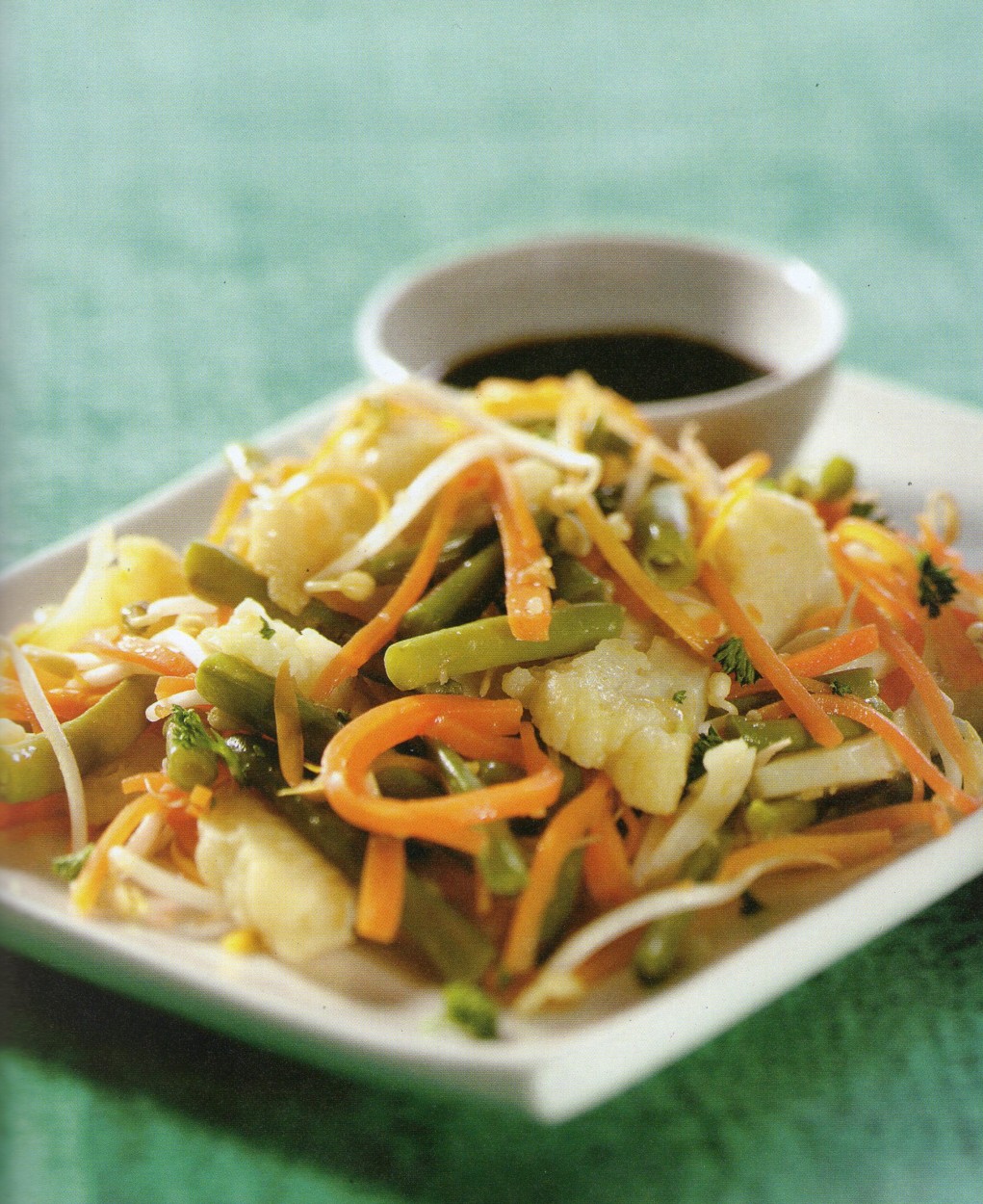 Εξωτική πικάντικη σαλάτα με λαχανικά