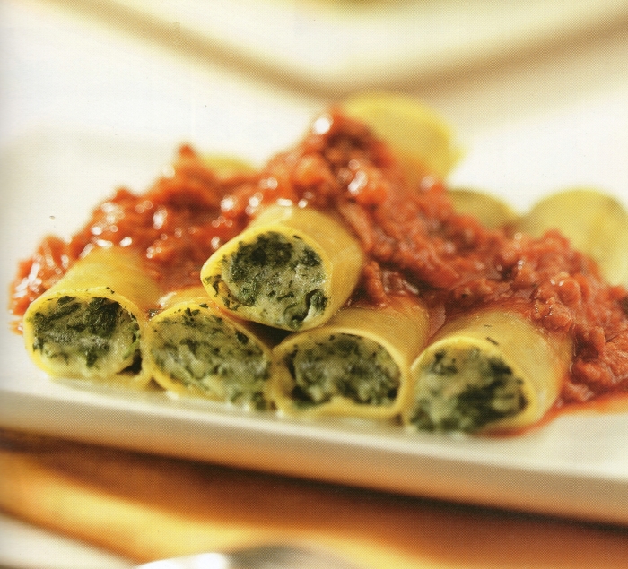 Cannelloni γεμιστά με σπανάκι και τυρί, με σάλτσα 